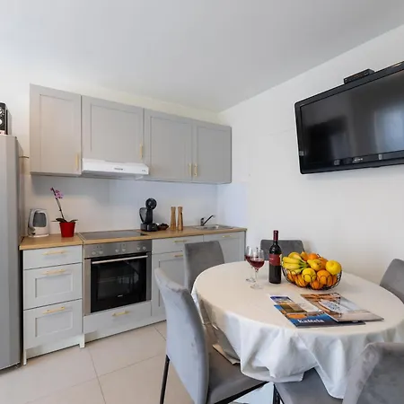Apartment 30 Meters From The Sea! Anamarija Kastela