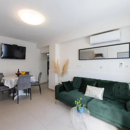 Apartment 30 Meters From The Sea! Anamarija Kastela